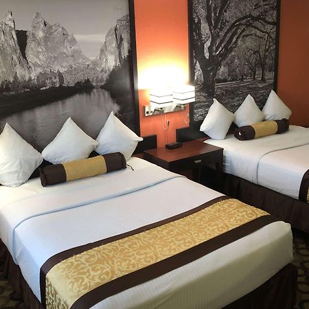 Super 8 By Wyndham Ontario Motel Екстериор снимка
