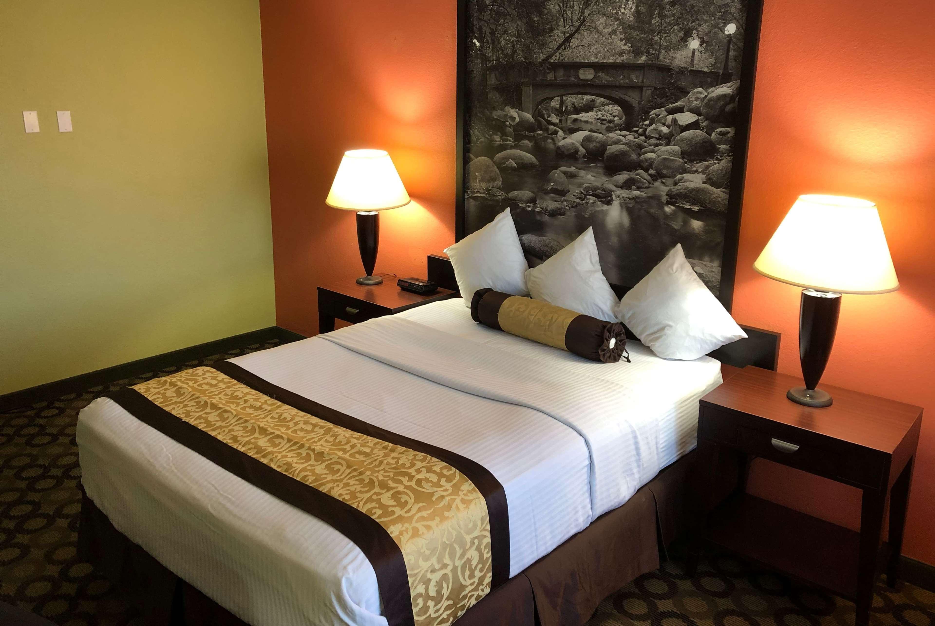 Super 8 By Wyndham Ontario Motel Екстериор снимка