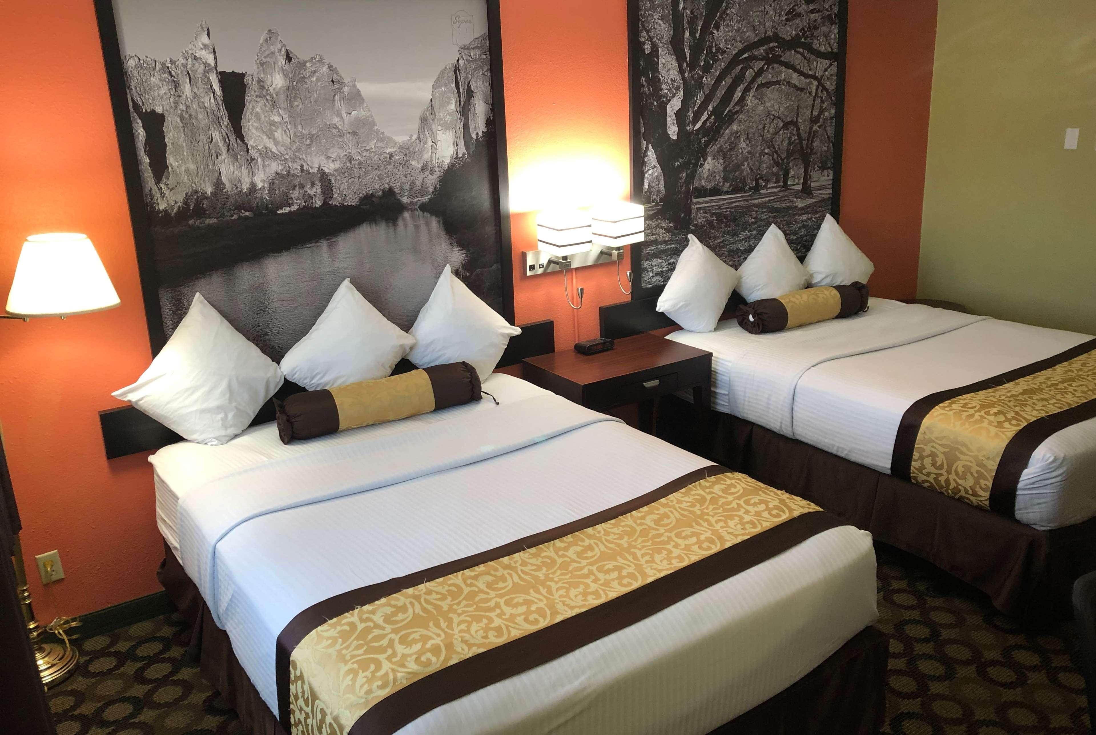 Super 8 By Wyndham Ontario Motel Екстериор снимка