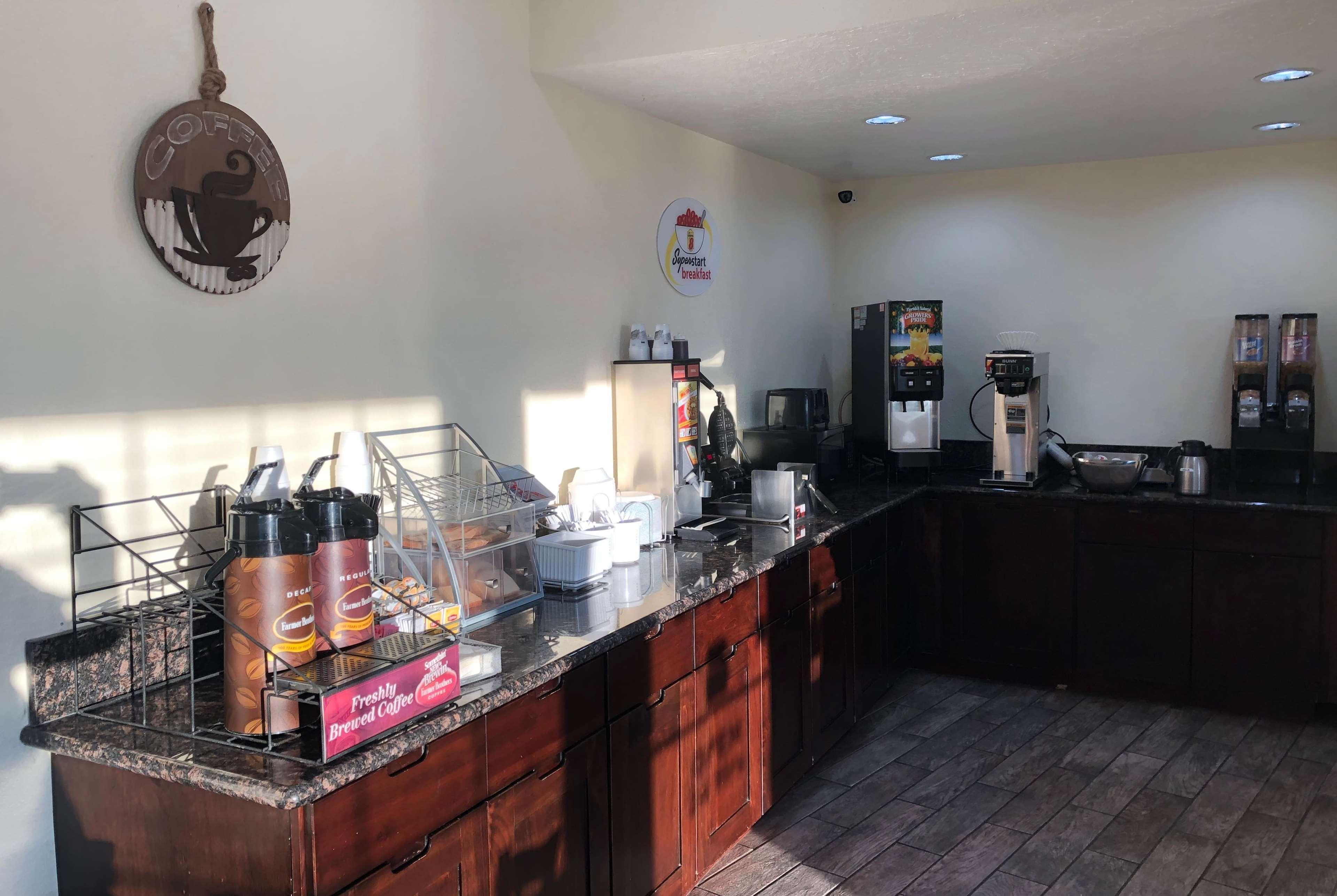 Super 8 By Wyndham Ontario Motel Екстериор снимка
