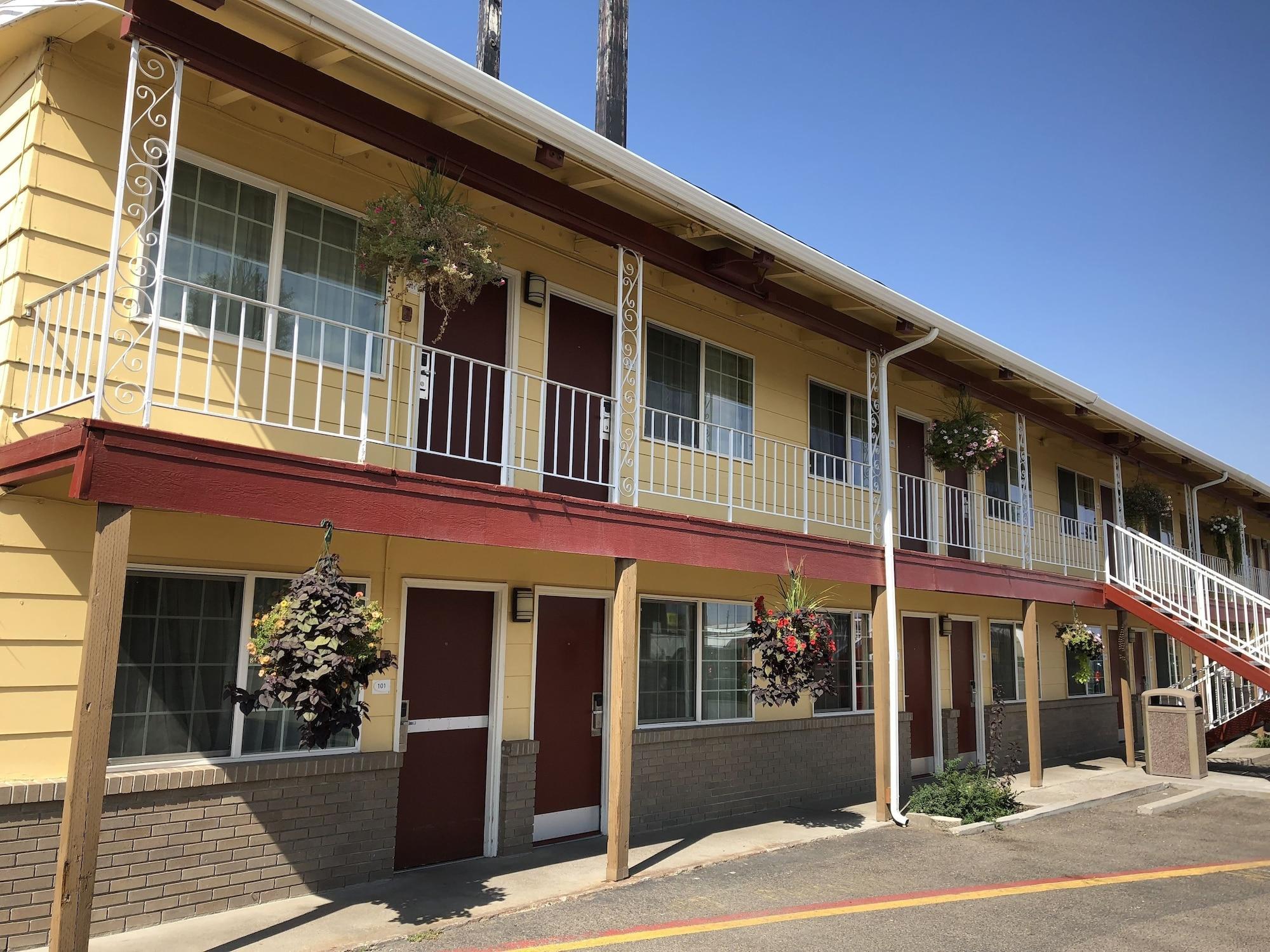 Super 8 By Wyndham Ontario Motel Екстериор снимка