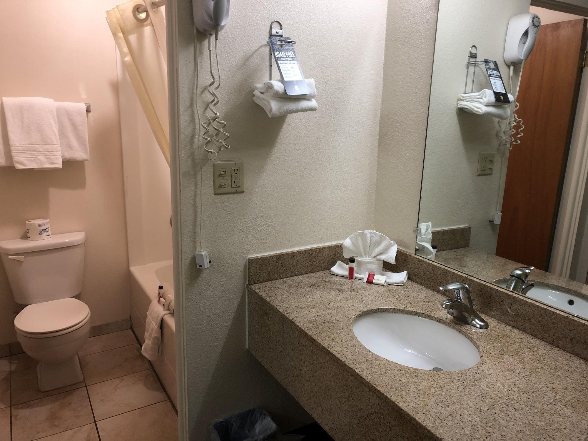 Super 8 By Wyndham Ontario Motel Екстериор снимка