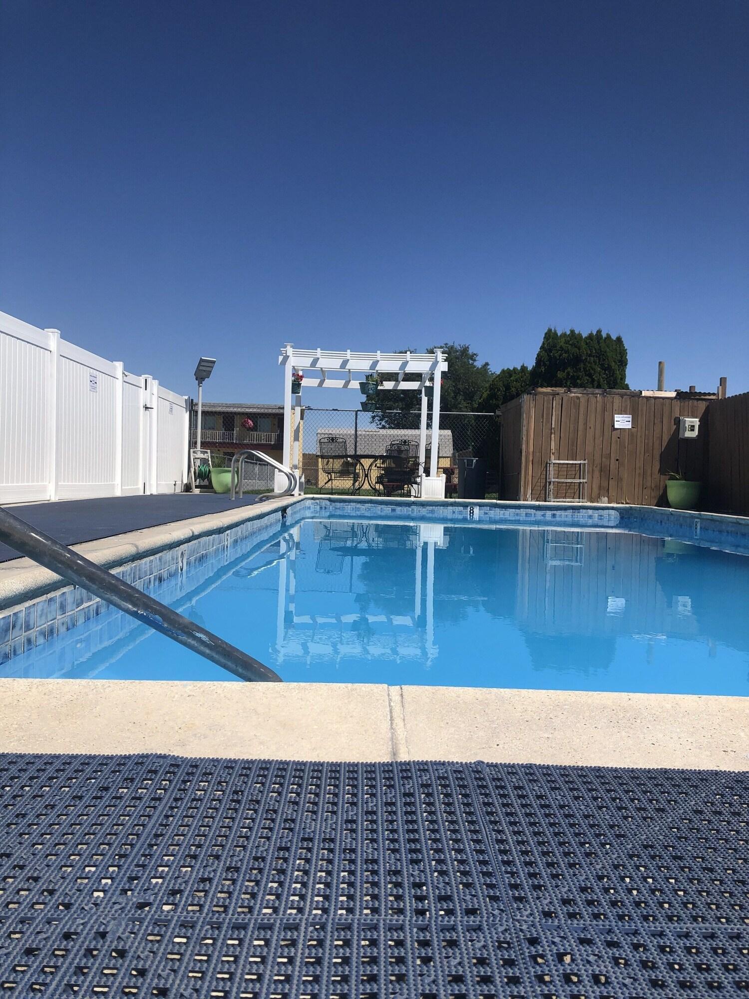 Super 8 By Wyndham Ontario Motel Екстериор снимка