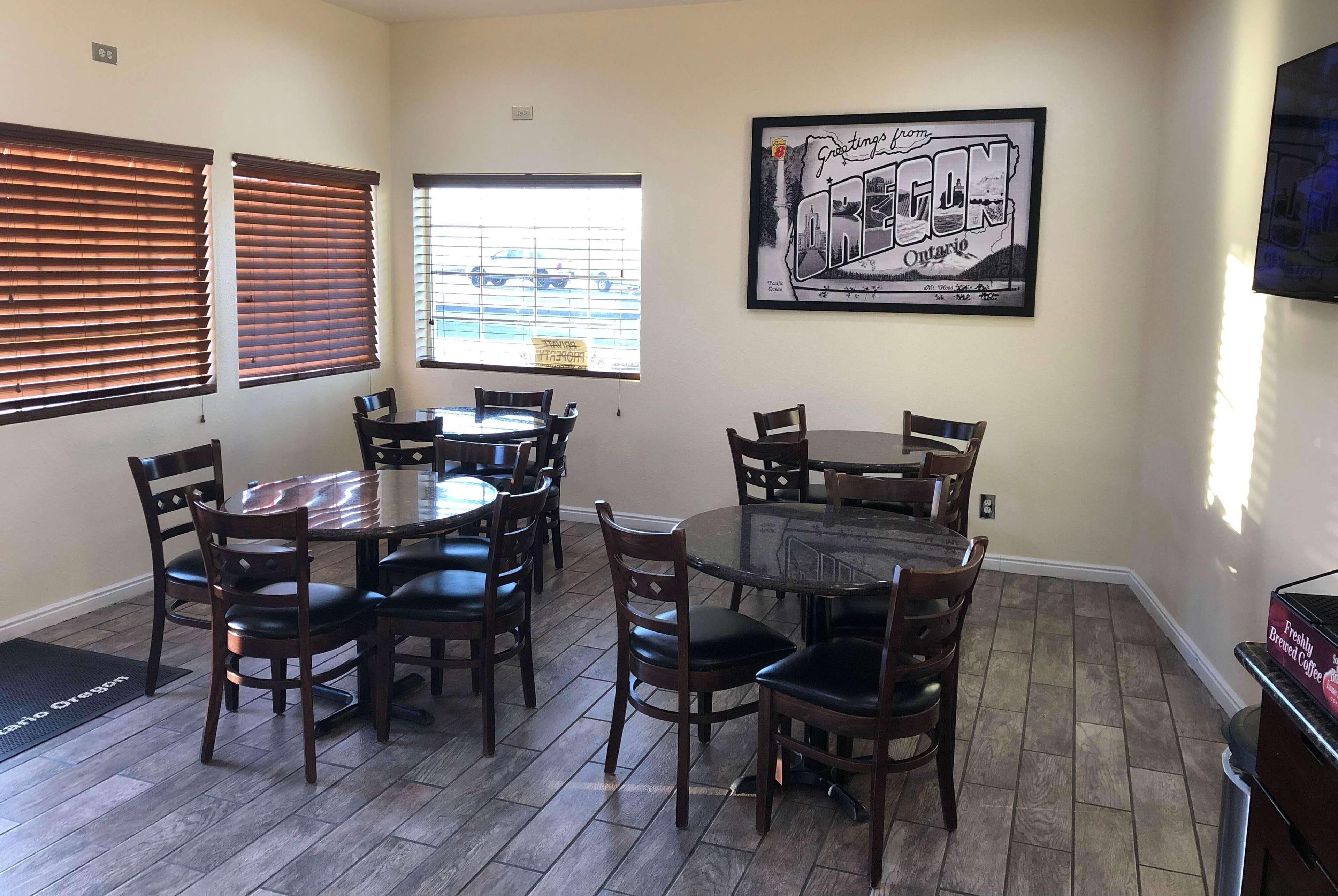 Super 8 By Wyndham Ontario Motel Екстериор снимка