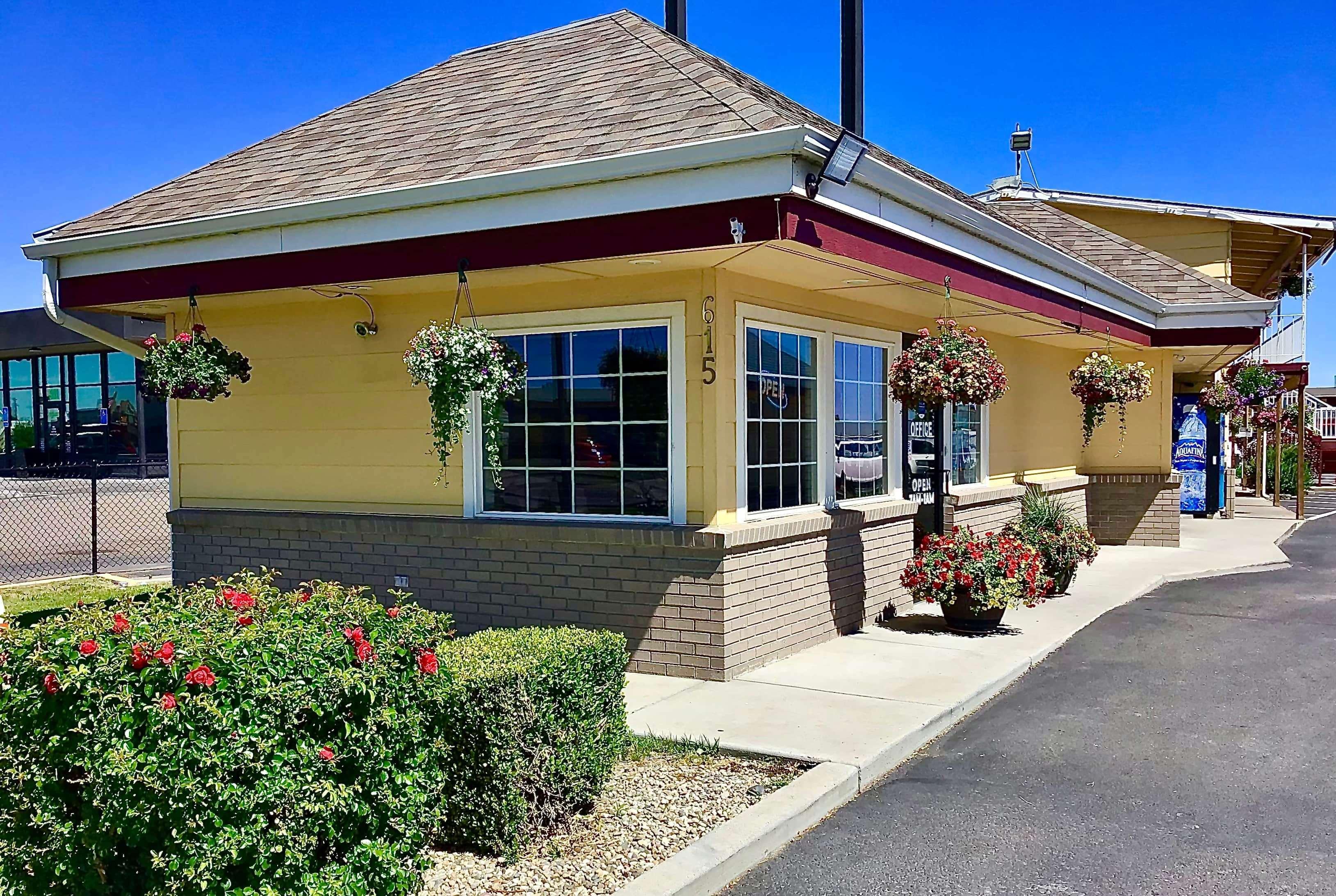 Super 8 By Wyndham Ontario Motel Екстериор снимка