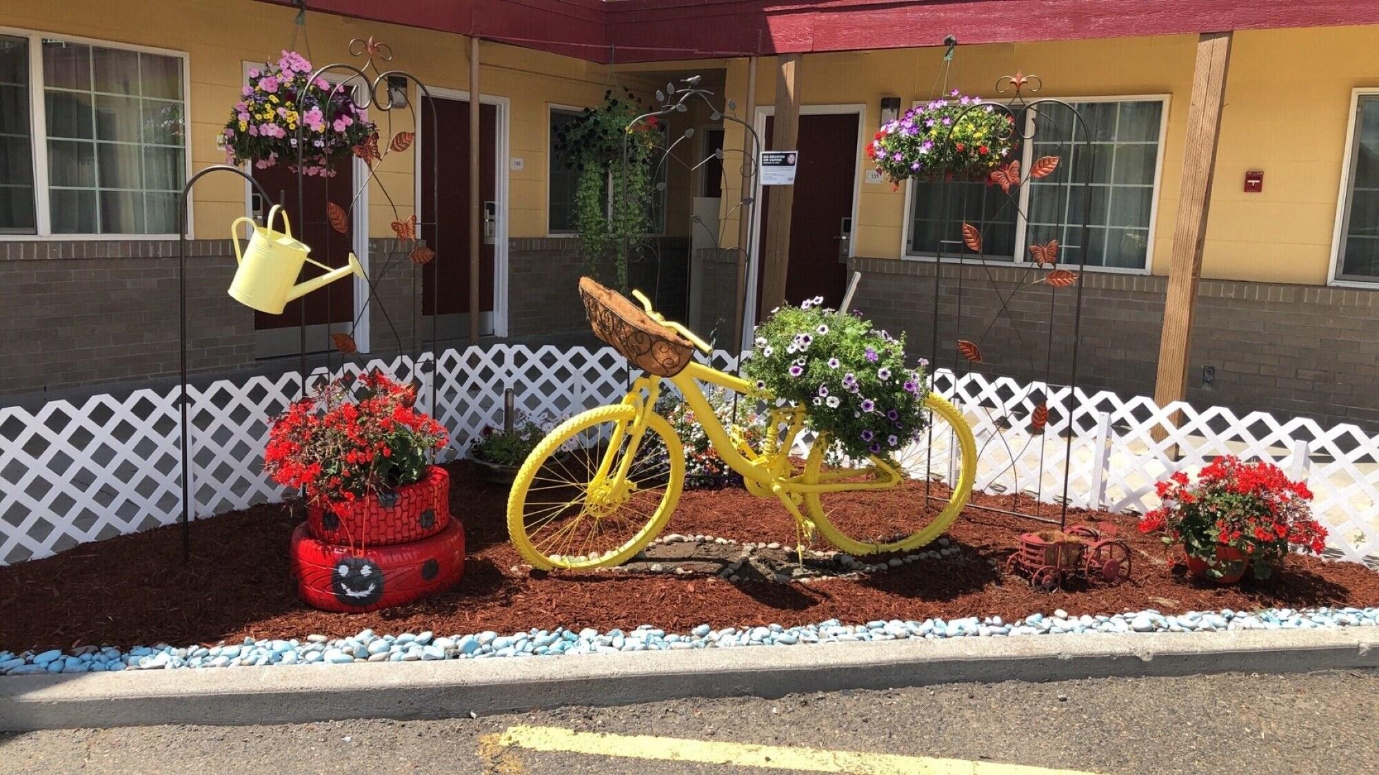 Super 8 By Wyndham Ontario Motel Екстериор снимка