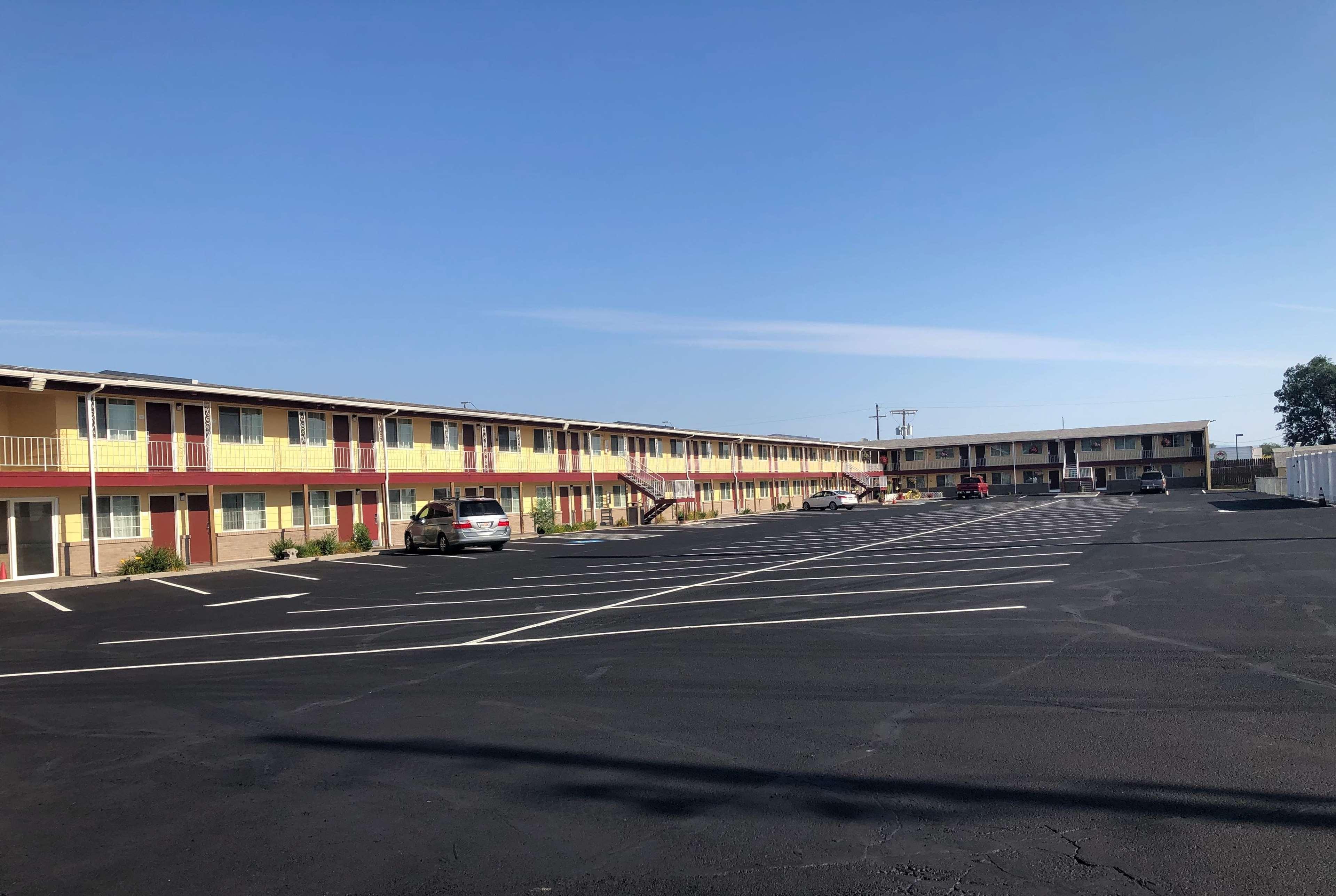 Super 8 By Wyndham Ontario Motel Екстериор снимка