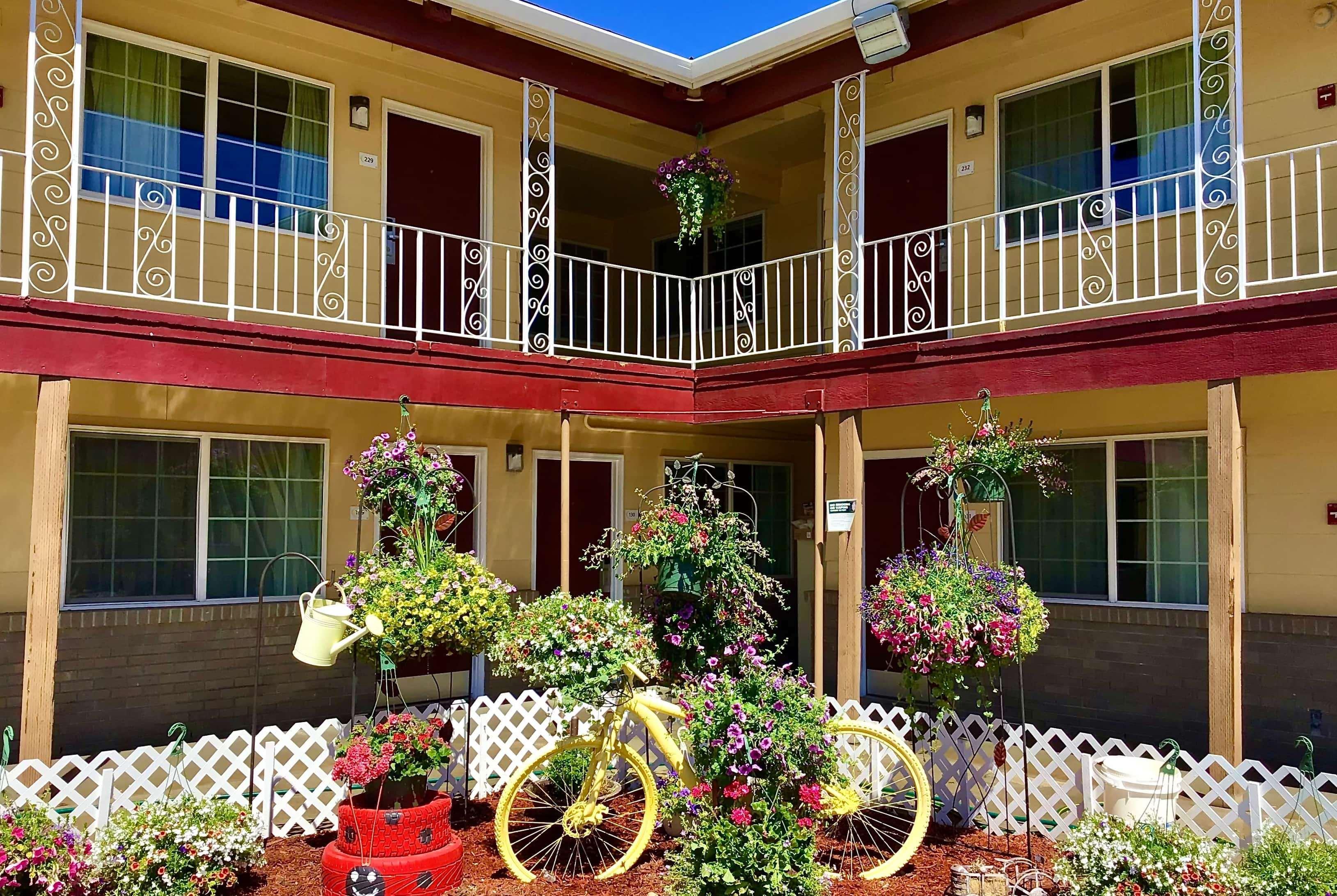 Super 8 By Wyndham Ontario Motel Екстериор снимка