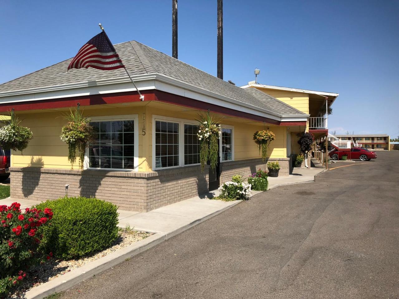 Super 8 By Wyndham Ontario Motel Екстериор снимка