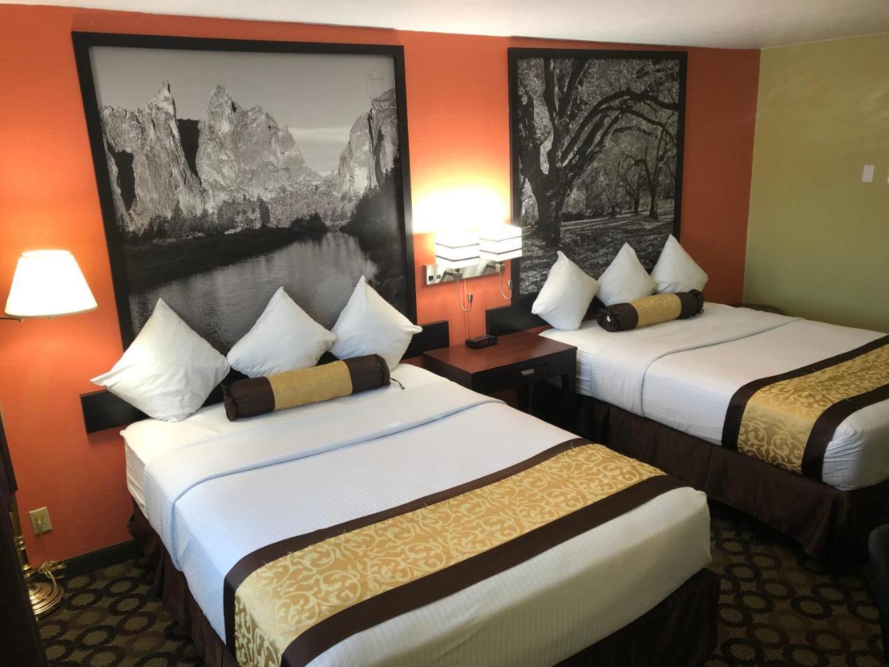 Super 8 By Wyndham Ontario Motel Екстериор снимка