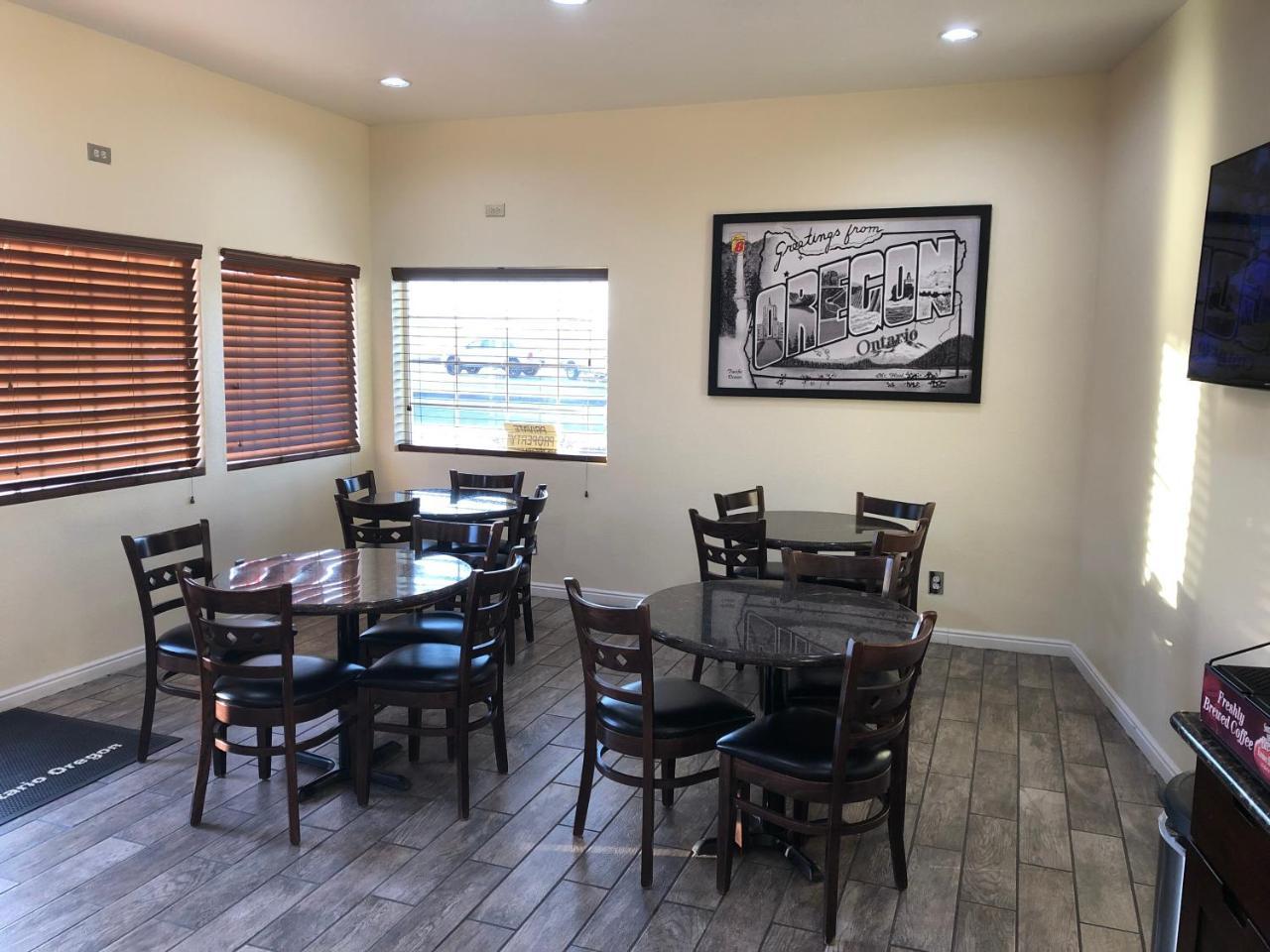 Super 8 By Wyndham Ontario Motel Екстериор снимка