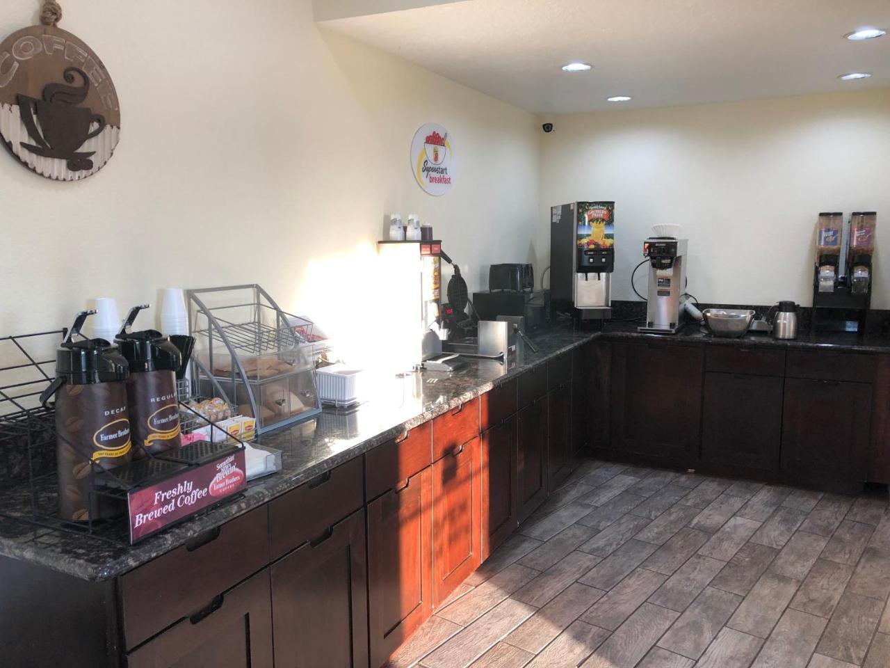 Super 8 By Wyndham Ontario Motel Екстериор снимка